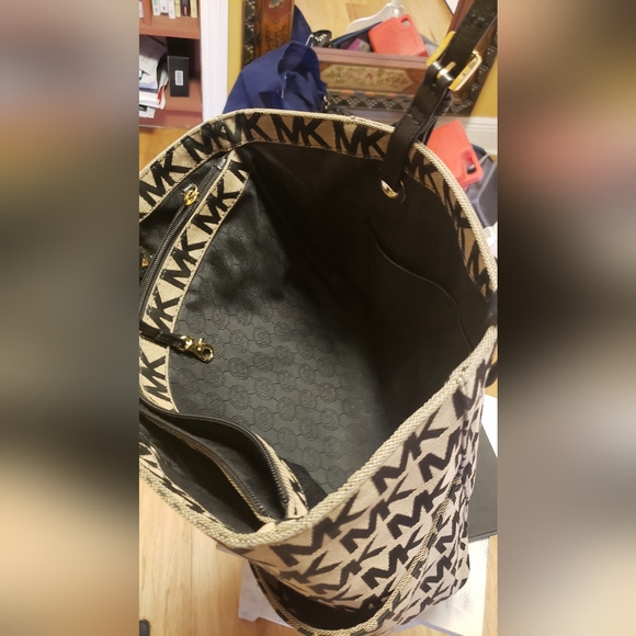 Michael Kors signature handbag perfect condition - Picture 4 of 4